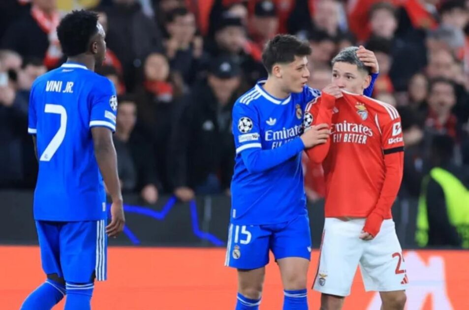 އަނގަމަތީގައި އަތް އެޅުމާއި އަނގަމަތީގައި ޖޯޒީ އަޅައިގެން ވާހަކަ ދެއްކުން : މި ގަވާއިދަށް ބަދަލު ގެނެސްފައިވަނީ، އާޖެންޓީނާގެ ކުޅުންތެރިޔާ ޕްރެސްޓިއާނީ، ވިނީޝިއަސް ޖޫނިއަރއާ ދެކޮޅަށް ނަސްލީ ގޮތުން އިހާނެތި ބަސްތަކެއް ބުނި ހާދިސާއާ ގުޅިގެންނެވެ. އެ ވަގުތު އޭނާ ހުރީ ޖާޒީން އަނގަމަތި ނިވާކޮށްގެން.
