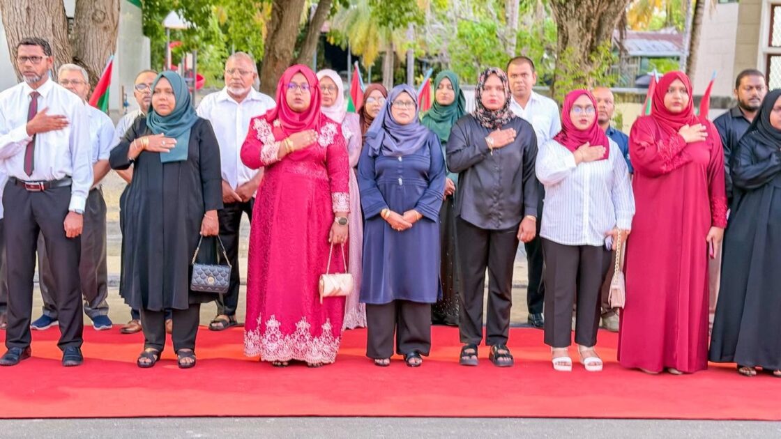 ދިވެހިރާއްޖޭގެ 61 ވަނަ މިނިވަން ދުވަހުގެ މުނާސަބަތުގައި އައްޑޫ ހުޅުދޫގައި ބޭއްވުނު ދިދަ ނެގުމުގެ ރަސްމިއްޔާތު-  ފޮޓޯ : ހުޅުދޫ ކައުންސިލްގެ ފޭސްބުކް ޕޭޖުން
