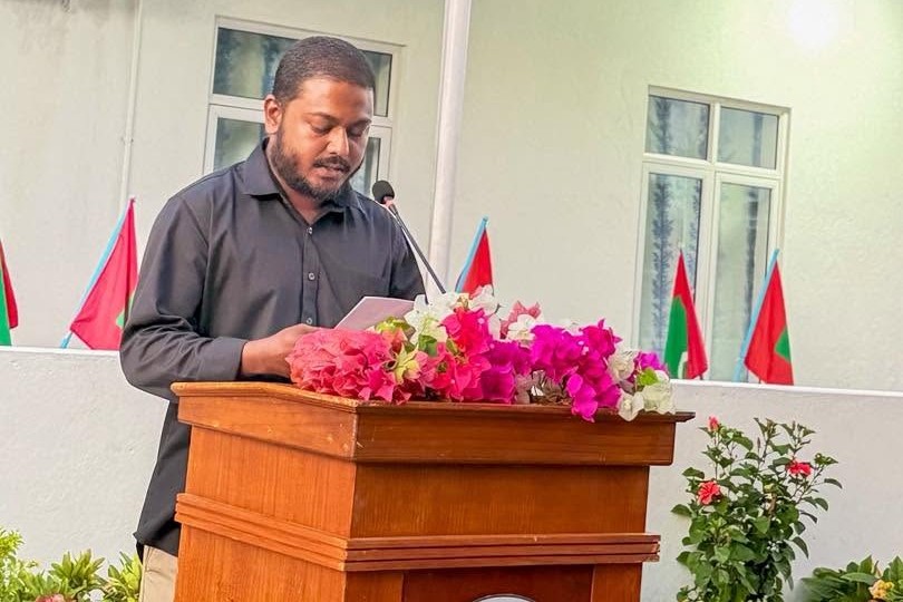 ދިވެހިރާއްޖޭގެ 61 ވަނަ މިނިވަން ދުވަހުގެ މުނާސަބަތުގައި އައްޑޫ ހުޅުދޫގައި ބޭއްވުނު ދިދަ ނެގުމުގެ ރަސްމިއްޔާތު-  ފޮޓޯ : ހުޅުދޫ ކައުންސިލްގެ ފޭސްބުކް ޕޭޖުން