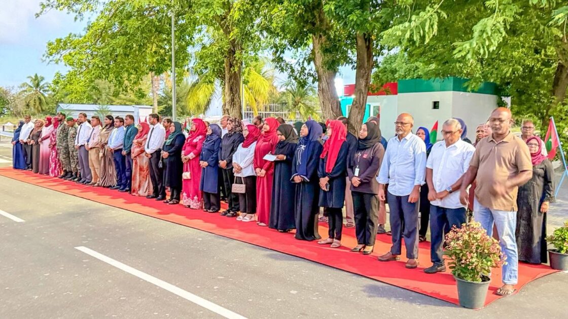 ދިވެހިރާއްޖޭގެ 61 ވަނަ މިނިވަން ދުވަހުގެ މުނާސަބަތުގައި އައްޑޫ ހުޅުދޫގައި ބޭއްވުނު ދިދަ ނެގުމުގެ ރަސްމިއްޔާތު-  ފޮޓޯ : ހުޅުދޫ ކައުންސިލްގެ ފޭސްބުކް ޕޭޖުން