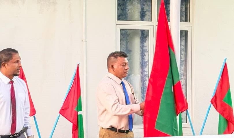 ދިވެހިރާއްޖޭގެ 61 ވަނަ މިނިވަން ދުވަހުގެ މުނާސަބަތުގައި އައްޑޫ ހުޅުދޫގައި ބޭއްވުނު ދިދަ ނެގުމުގެ ރަސްމިއްޔާތު-  ފޮޓޯ : ހުޅުދޫ ކައުންސިލްގެ ފޭސްބުކް ޕޭޖުން