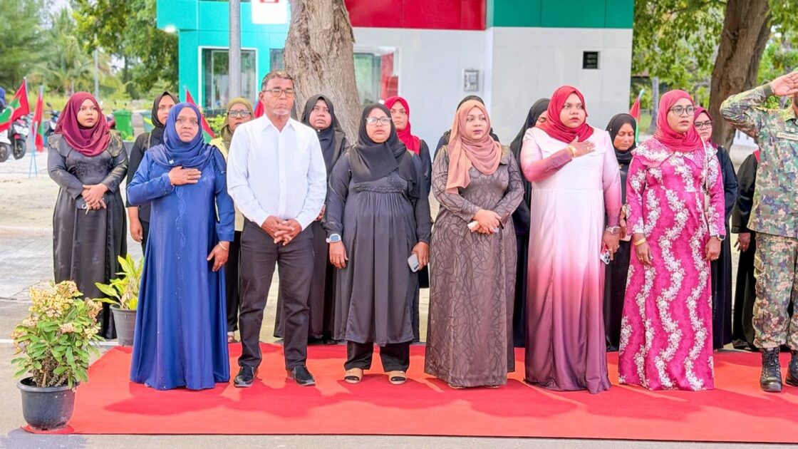ދިވެހިރާއްޖޭގެ 61 ވަނަ މިނިވަން ދުވަހުގެ މުނާސަބަތުގައި އައްޑޫ ހުޅުދޫގައި ބޭއްވުނު ދިދަ ނެގުމުގެ ރަސްމިއްޔާތު-  ފޮޓޯ : ހުޅުދޫ ކައުންސިލްގެ ފޭސްބުކް ޕޭޖުން