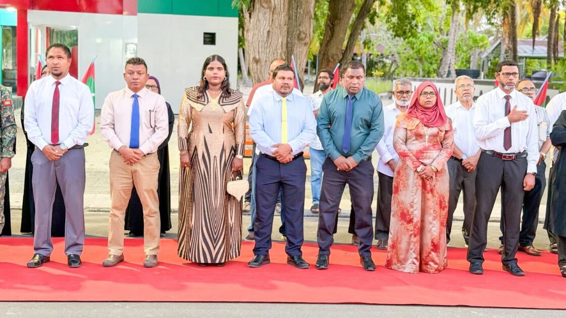 ދިވެހިރާއްޖޭގެ 61 ވަނަ މިނިވަން ދުވަހުގެ މުނާސަބަތުގައި އައްޑޫ ހުޅުދޫގައި ބޭއްވުނު ދިދަ ނެގުމުގެ ރަސްމިއްޔާތު-  ފޮޓޯ : ހުޅުދޫ ކައުންސިލްގެ ފޭސްބުކް ޕޭޖުން