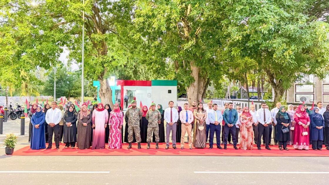 ދިވެހިރާއްޖޭގެ 61 ވަނަ މިނިވަން ދުވަހުގެ މުނާސަބަތުގައި އައްޑޫ ހުޅުދޫގައި ބޭއްވުނު ދިދަ ނެގުމުގެ ރަސްމިއްޔާތު-  ފޮޓޯ : ހުޅުދޫ ކައުންސިލްގެ ފޭސްބުކް ޕޭޖުން