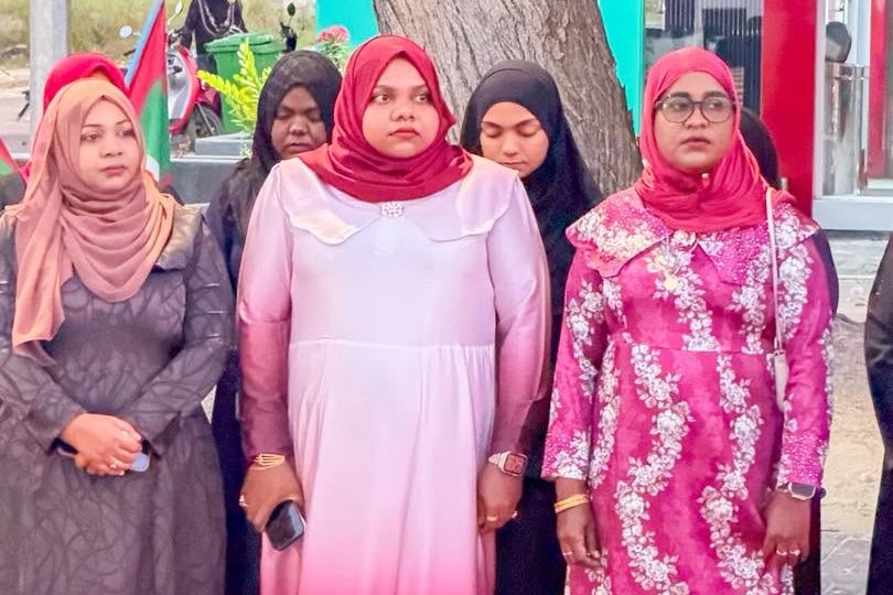 ދިވެހިރާއްޖޭގެ 61 ވަނަ މިނިވަން ދުވަހުގެ މުނާސަބަތުގައި އައްޑޫ ހުޅުދޫގައި ބޭއްވުނު ދިދަ ނެގުމުގެ ރަސްމިއްޔާތު-  ފޮޓޯ : ހުޅުދޫ ކައުންސިލްގެ ފޭސްބުކް ޕޭޖުން