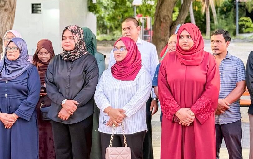 ދިވެހިރާއްޖޭގެ 61 ވަނަ މިނިވަން ދުވަހުގެ މުނާސަބަތުގައި އައްޑޫ ހުޅުދޫގައި ބޭއްވުނު ދިދަ ނެގުމުގެ ރަސްމިއްޔާތު-  ފޮޓޯ : ހުޅުދޫ ކައުންސިލްގެ ފޭސްބުކް ޕޭޖުން