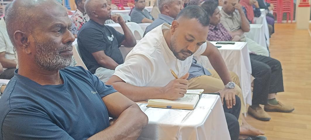 އައްޑޫ މީދޫ ކައުންސިލުން މީދޫ ރައްޔިތުންނާ ބައްދަލުކުރުމަށް ބޭއްވި ބައްދަލުވުމުގެ ތެރެއިން 