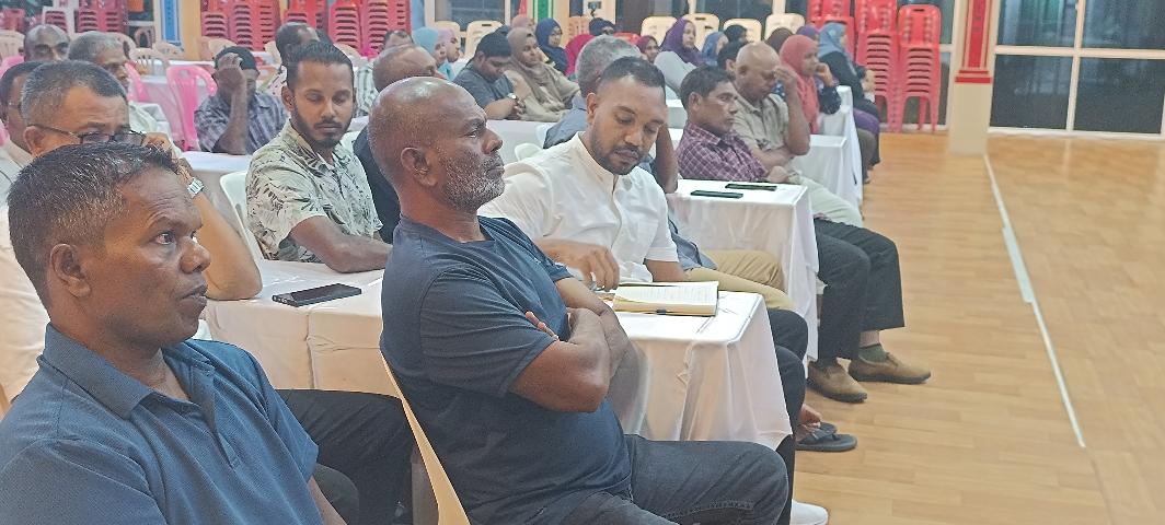 އައްޑޫ މީދޫ ކައުންސިލުން މީދޫ ރައްޔިތުންނާ ބައްދަލުކުރުމަށް ބޭއްވި ބައްދަލުވުމުގެ ތެރެއިން – މިބައްދަލުވުމުގައި މީދޫ ދާއިރާގެ އެމްޕީ އަބްދުއްރަހުމާނުވެސް އަބްދުއްރަހުމާނަށް ފެނިވަޑައިގަންނަވާ ކަންތައްތައް ހުށަހެޅުއްވި 