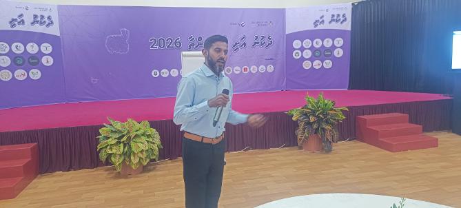 ޒުވާނުންގެ ރައްކާތެރިކަމަށްޓަކައި ޑިޖިޓަލް ވަސީލަތްތަކަށް އަހުލުވެރިވުމާއި، ސައިބަރ ސޭފްޓީ އިރުޝާދުތަކާ ގުޅޭ މަޢުލޫމާތު ދެއްވީ ސަބް އިންސްޕެކްޓަރ އޮފް ޕޮލިސް އިބްރާހިމް ޝުހާދު ސަޢީދު.