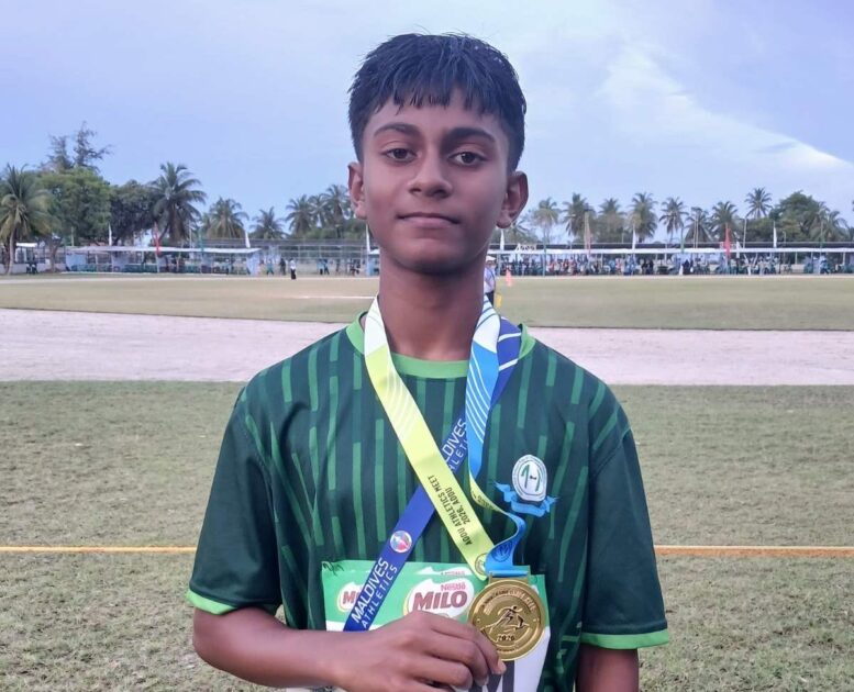 އަޙްމަދު އައްޔާޝް ޙަސަން – 14 އަހަރުން ދަށުގެ ފިރިހެންކުދިންގެ ލޯންގް ޖަމްޕުން ވަނީ ގޯލްޑްމެޑަލް ހޯދާފައި 