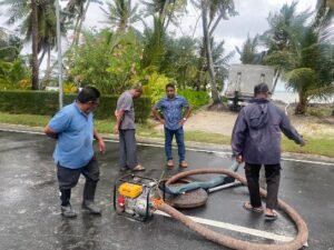 ފެންބޮޑުވުމުގެ ސަބަބުން ނަރުދަމާގެ ޖަންކުޝަންތަކުން ނަޖިސް ބޭރު ވަމުން ދިއުމުގެ ސަބަބުން ޕަމްޕު ޖަހައިގެން ޖަންކުޝަންތައް ހިއްކަމުންދާއިރު މީދޫ ކައުންސިލްގެ ނާއިބު ރައީސް އަމީން މަސައްކަތް ބައްލަވާ ލައްވަނީ 