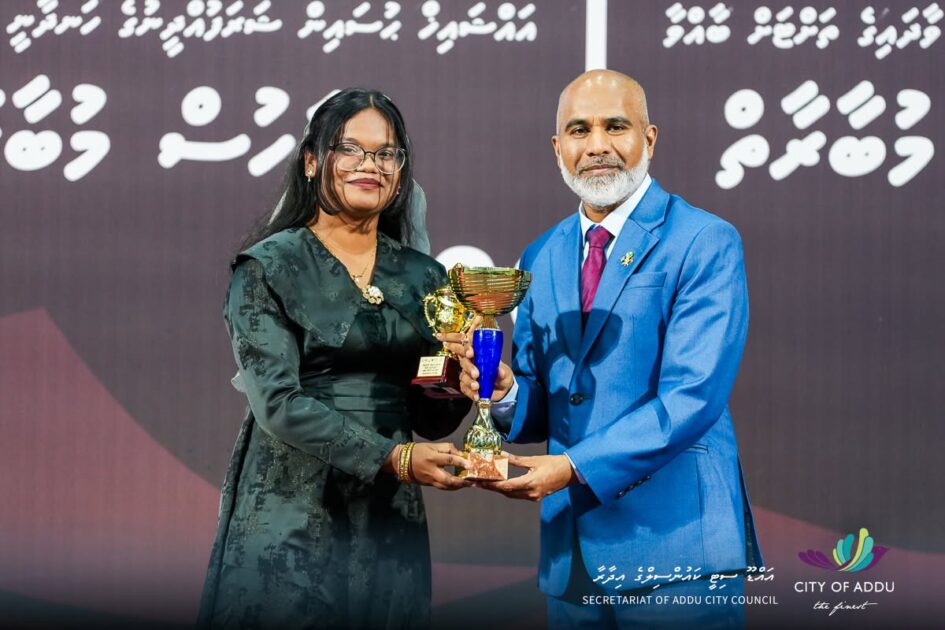 އެންމެ މޮޅު ބަހުސްކުރުންތެރިޔާގެ ޝަރަފު ހޯދާފައިވަނީ އައްޑޫ ސިޓީ ކައުންސިލް ޓީމުގެ ޢާއިޝަތު އަނާ ޝަރީފް