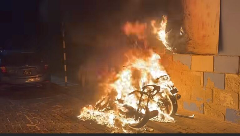 ސ. ހުޅުދޫ މަލާޒް ދޮރުމަތީގައި ބެހެއްޓިފައި ހުރި ދެ ސައިކަލެއްގައި ރޯކޮށްލައިފި