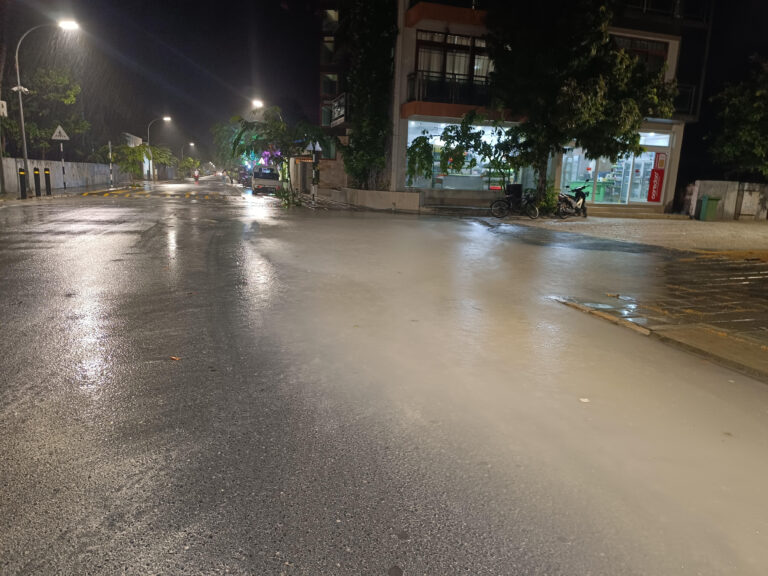 ވާރޭވެހުމުން ތާރުއެޅި ބޮޑުމަގުގައި ހެދޭ ފެންގަނޑު: