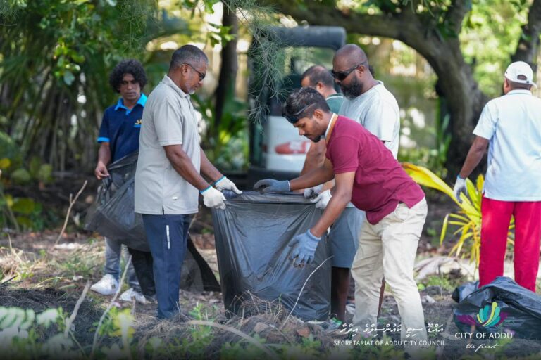 ހިތަދޫ ޕޯޓް ސަރަހައްދުގައި ބޮޑު ސާފުކުރުމެއް- 215 ޓަނުގެ ކުނި ނަގައިފި
