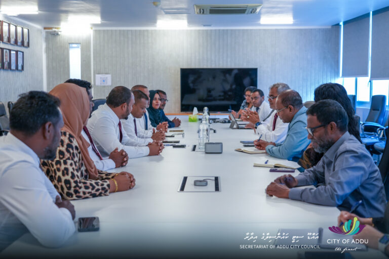 އައްޑޫ ސިޓީގެ ތަރައްޤީއާއި ތިމާވެއްޓާ ގުޅޭ މުހިންމު ކަންކަމާ ގުޅޭގޮތުން ސިޓީ ކައުންސިކްގެ މެމްބަރުން މިނިސްޓަރ ޠާރިގާއި ބައްދަލުކޮށް މަޝްވަރާކޮށްފި