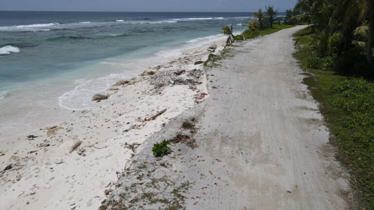 ފޮޓޯއިން ޚަބަރު : މީދޫގެ ކަޅިބިތުފަރާތު ގޮނޑުދޮށް ގިރުމުގެ މައްސަލަ