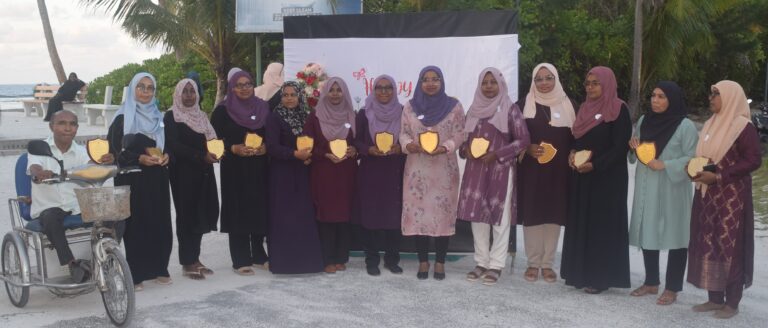 މުދައްރިސުންގެ ދުވަސް ފާހަގަކުރުން – 20 އަހަރަށްވުރެ ގިނަދުވަހު މެދުނުކެޑި ޚިދުމަތް ކުރައްވަމުން ގެންދަވާ ޓީޗަރުން ހަނދާނީ ޝީލްޑް ދެއްވައިފި