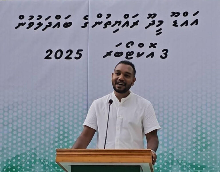 “ރަށު ކައުންސިލް ހެދުމަށް ޖޯޝާއެކީ ނުކުމެ ވޯޓު ދެއްވާ” – މީދޫ ދާއިރާގެ މެމްބަރު އައްދު