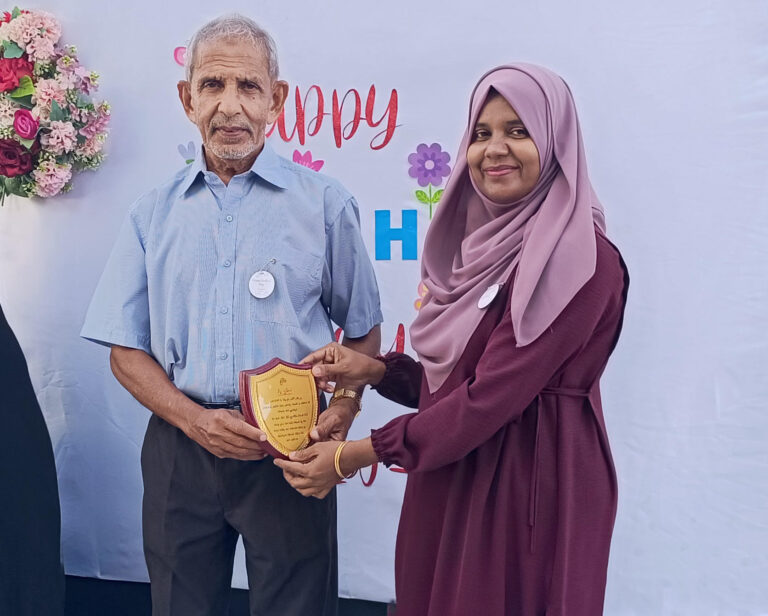 ފޮޓޯއިން ޚަބަރު: މީދޫ ކޮމިއުނިޓީން މުދައްރިސުންގެ ދުވަސް ފާހަގަކުރުމަށް ބޭއްވި ރަސްމިއްޔާތު