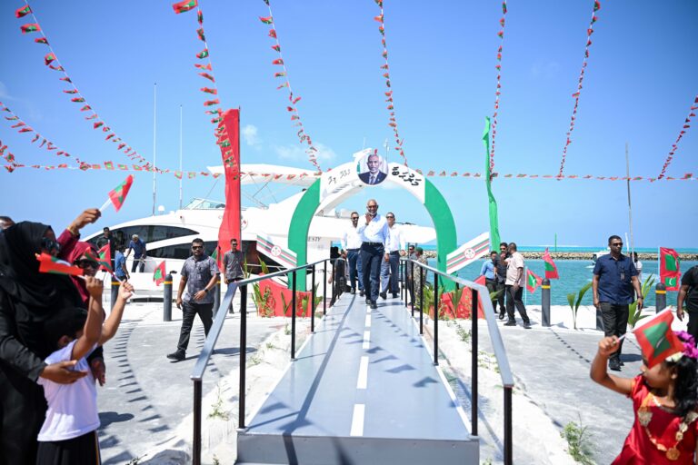 ހުޅުދޫ-މީދޫއިން ރައީސް މުއިއްޒަށް ދެންނެވީ ތާރީޚީ މަރުހަބާއެއް