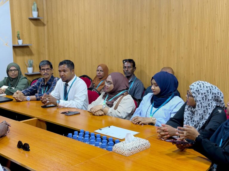 ހުޅުދޫ އަވަށު އޮފީހުގެ މެމްބަރުން ކ. އަތޮޅުގެ ތިން ރަށެއްގައި ތަޖުރިބާ ހޯދުމުގެ ދަތުރެއްގައި