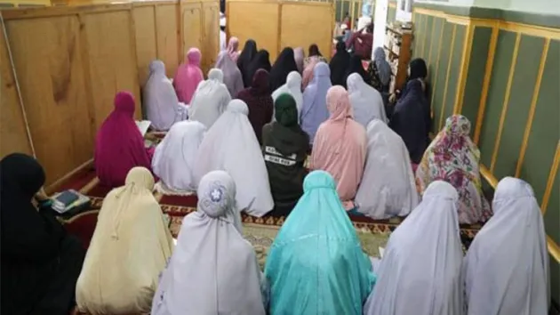 މިސްކިތުގައި ހުންނަ އަންހެނުންގެ ޕާރޓްޝަންތައް