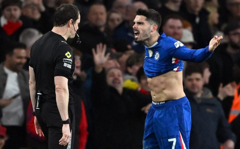 ޗެލްސީގެ އަޚުލާގީ މިންގަނޑު ދަށްވެ، ރަތް ކާޑު ދެއްކި ކުޅުންތެރިންގެ މައްޗަށް އެކުލެވޭ ފުރިހަމަ ޓީމެއް އެކުލަވާލުމާ ގާތަށް ހިނގައްޖެ