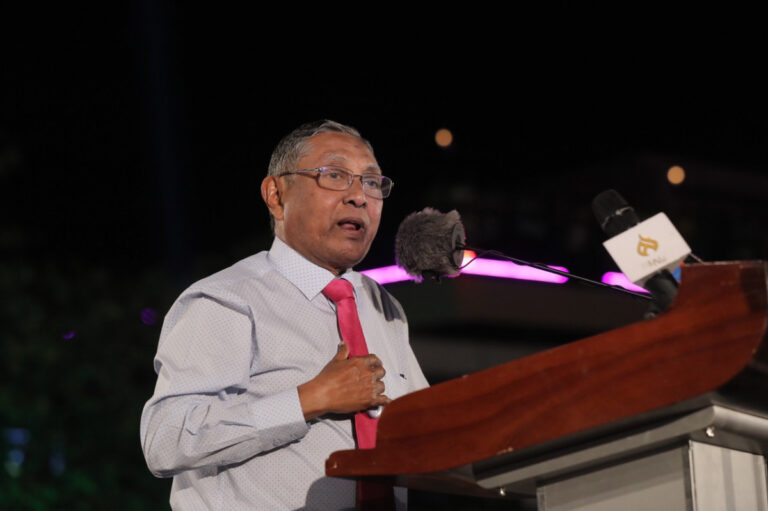 ރާއްޖެ އިސްލާމްވިތާ 900 އަހަރު ފުރުނު ތާރީޚީ ދުވަހުގެ މުނާސަބަތުގައި ޝާޢިރުންގެ ވާދީން ބޭއްވި ޚާއްސަ ޖަލްސާގެ ތެރެއިން…