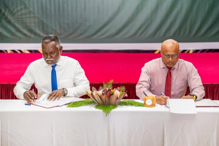 އައްޑޫ މީދޫގައި ދަނޑުވެރިކަން ކުރިއެރުވުމަށް ވުޒާރާއާއި ކައުންސިލާ ދެމެދު މުހިންމު 3 އެއްބަސްވުމެއްގައި ސޮއިކޮށްފި